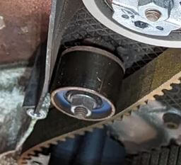 Почему и как устранить скрип ремней в автомобиле