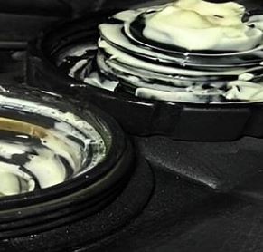 Почему антифриз попадает в масло и как это устранить